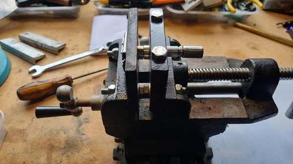 Press to separate adjustable razor head and handle